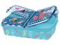 Blauwe lunchbox met drie compartimenten, met tekenfilmfiguren en fruitmotieven.