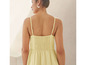 Vrouwenmodel draagt een gele jurk met spaghettibandjes.