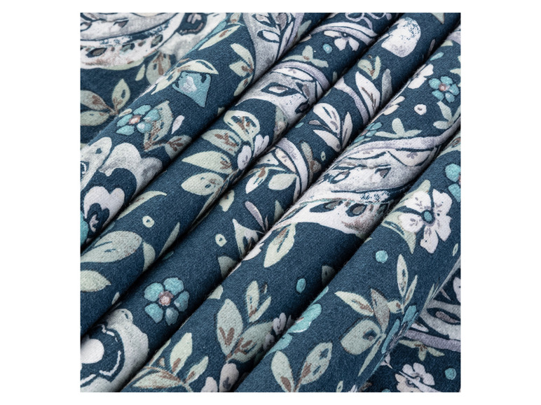 Stof met een blauwe basis en een wit-groen bloemenpatroon.