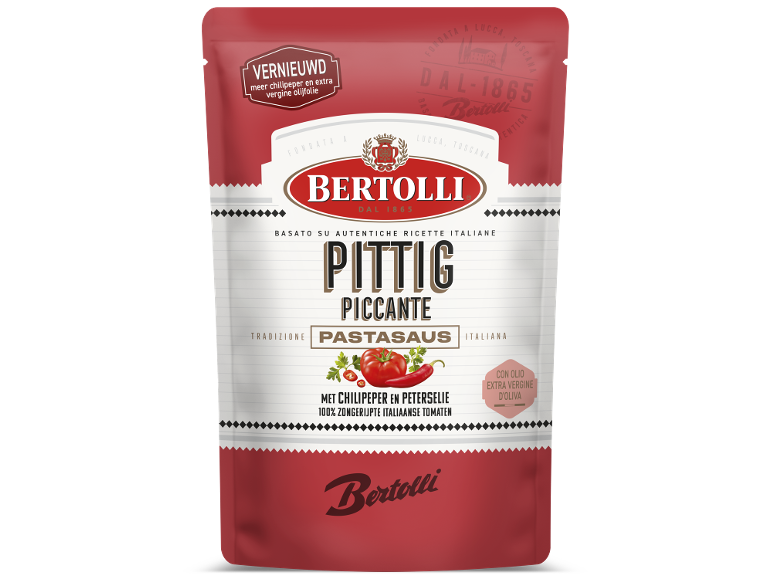 Pittige tomaten pastasaus met chilipeper en peterselie in stazak