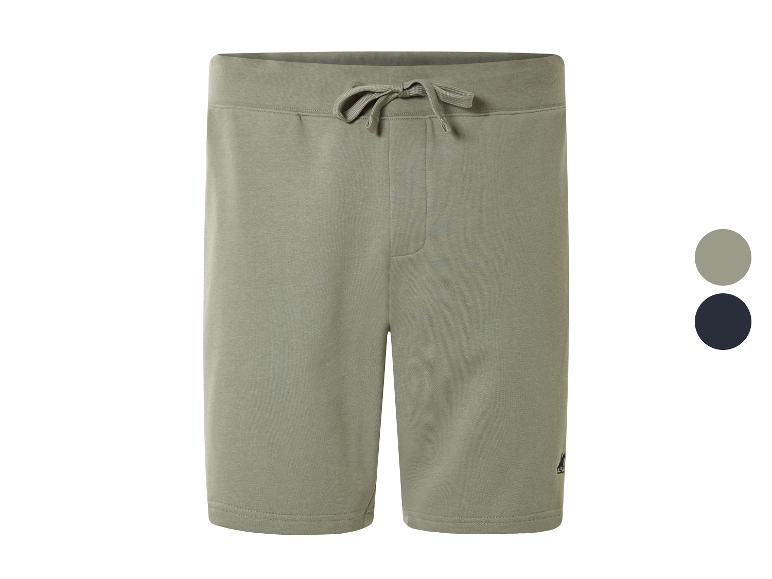 Kaki en zwarte jogging shorts.