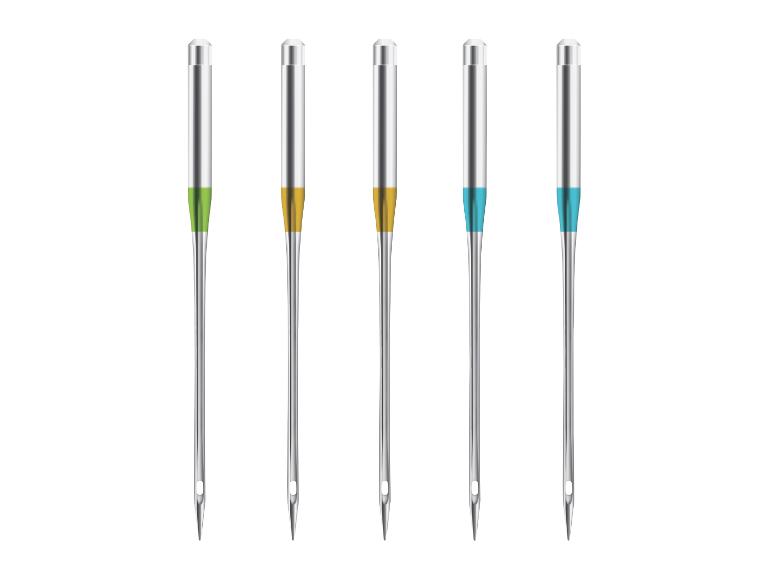 Vijf naaimachinenaalden met gekleurde markeringen: groen, geel en blauw.