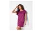Vrouw in een magenta T-shirtjurk met korte mouwen en ronde hals.