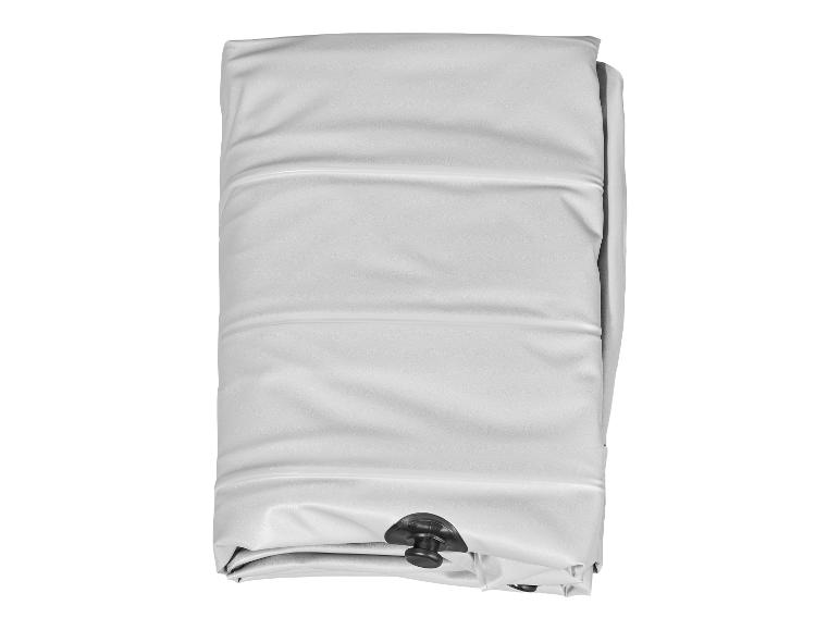 Opgevouwen grijs opblaasbaar matras met ventiel.