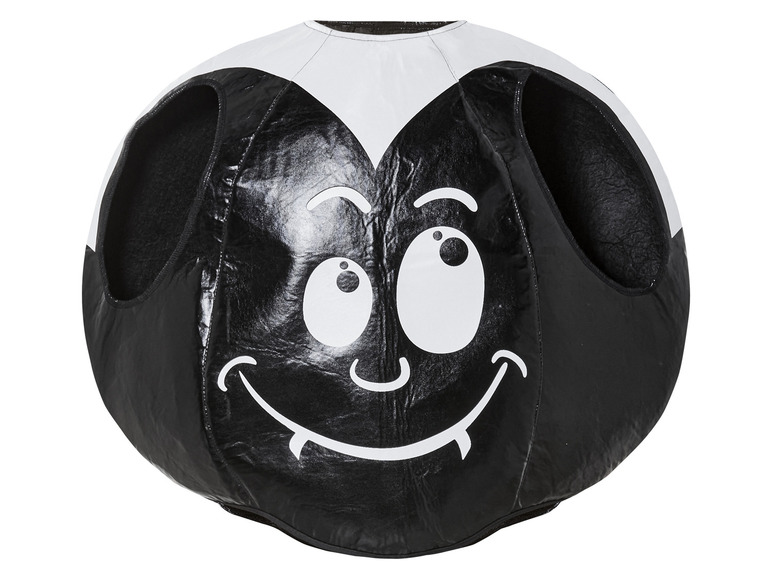 Een zwarte kussen met een vampiergezicht erop.