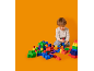 Peuter zittend op de grond spelend met kleurrijke bouwstenen.