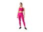 Vrouw in roze sportlegging en top.