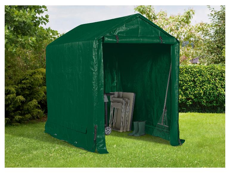 Groene tuinschuur met tuingereedschap en klapstoelen op een gazon.