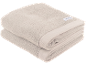 Twee gevouwen beige handdoeken, zacht en pluizig, met een subtiele rand.