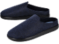 Twee donkerblauwe vilten pantoffels met zwarte zolen, één iets achter de ander.