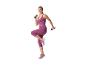 Vrouw in paarse sportkleding oefent met dumbbells.