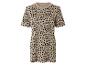 Beige t-shirtjurk met zwarte luipaardprint.