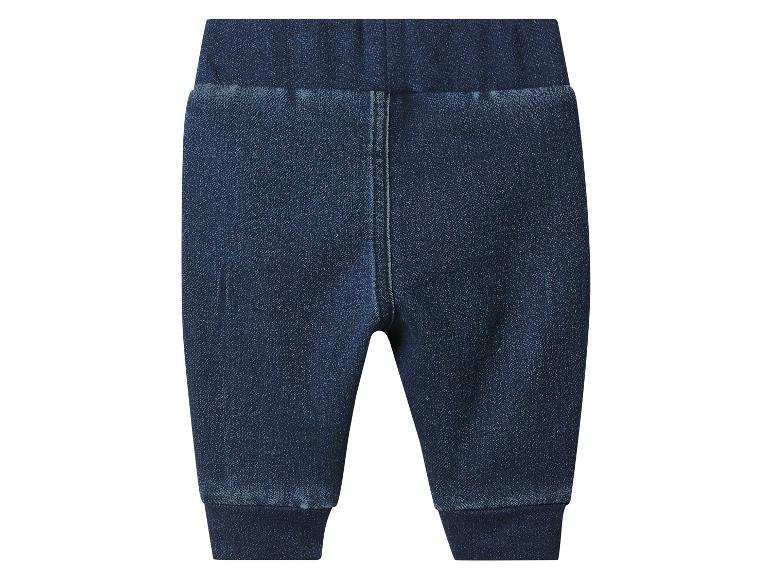 Donkerblauwe denim babybroek met elastische tailleband en boorden.