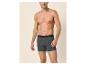 Man in donkergrijze boxershort met zwarte tailleband.
