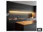 Moderne keuken met donkere houten kasten, ingebouwde apparatuur en verlichting.