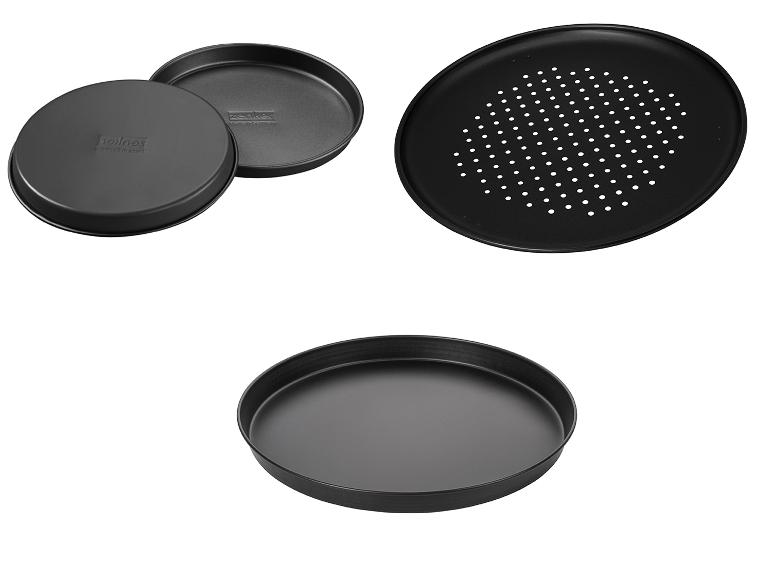 Een geperforeerde pizza-bakplaat, een gewone pizza-bakplaat en een ronde bakvorm van Zenker.