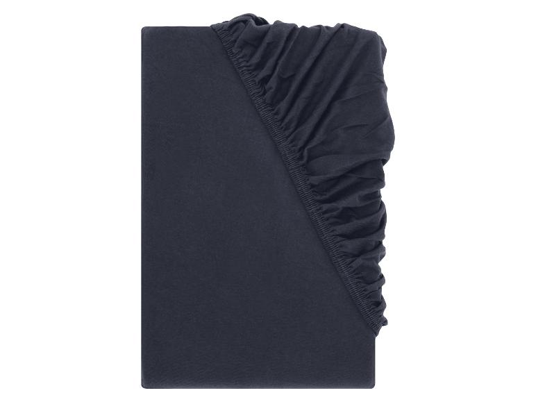 Donkerblauw hoeslaken, opgevouwen met zichtbare elastische details.