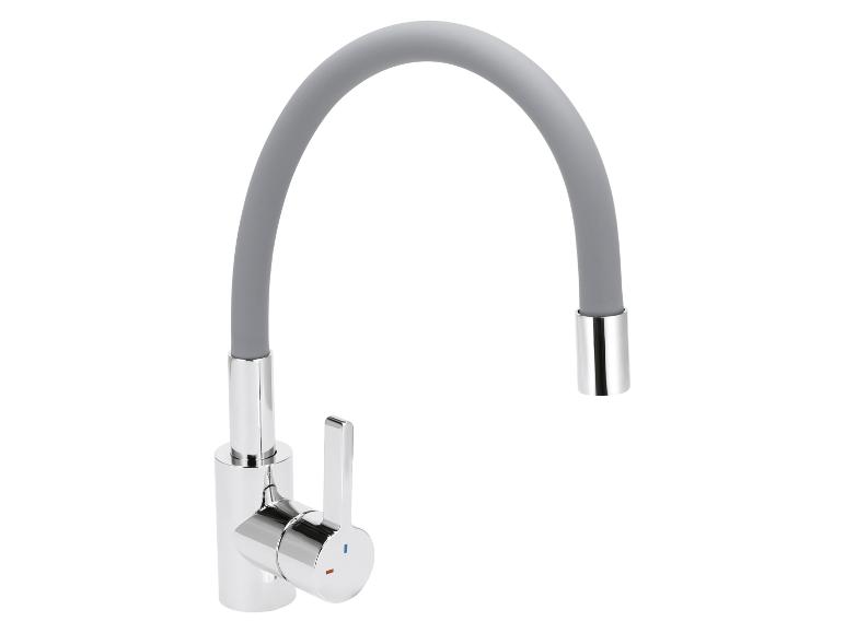 Chromen keukenkraan met een grijze flexibele uitloop.