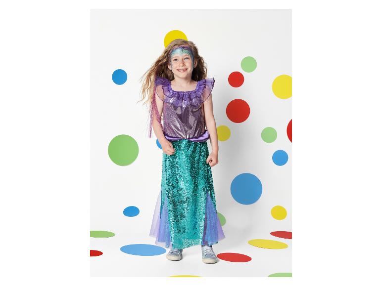 Een meisje in een paarse en turquoise zeemeerminnenjurk met pailletten.