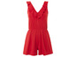 Een rood jumpsuit met een ruche kraag.