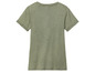 Een groene T-shirt met korte mouwen.