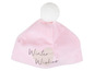 Roze wintermuts met pompon en 'Winter Wishes' opschrift.