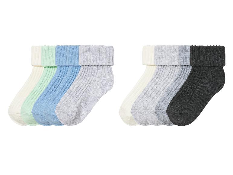 Een set van zes sokken in verschillende kleuren.