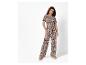 Bruin-beige jumpsuit met geometrisch patroon.