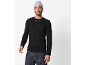 Man in een zwart shirt met lange mouwen, donkere jeans en een lichtblauwe muts.