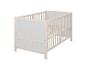 Licht houten babybedje met witte zijkanten en spijlen