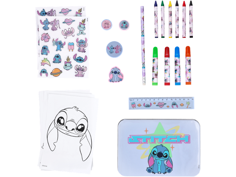 Een Stitch-thema schrijfset met stickers, kleurplaten, kleurpotloden, stiften, een potlood, een liniaal en een blikken doos.