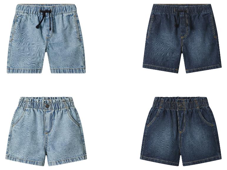 Vier kinderdenimshorts in licht- en donkerblauw, met elastische tailleband.
