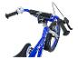 Blauwe kinderfiets met zwart stuur en zilveren bel.