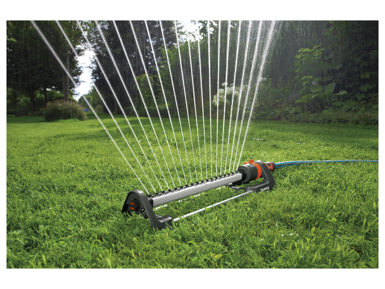 Gardena oscillerende sproeiers besproeien gazon.