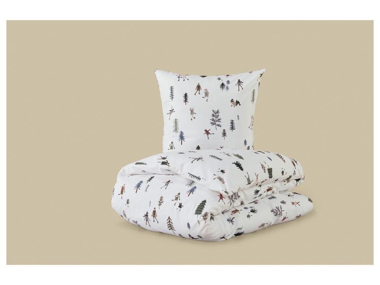 Wit beddengoedset met een patroon van mensen en kerstbomen.