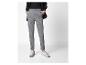 Grijze pinstripe broek met witte sneakers.