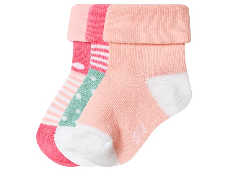 Set van drie paar babysokken in roze en groene tinten, met streep- en stippatronen.