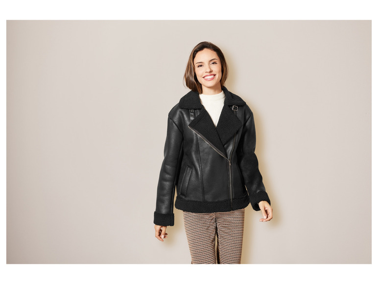 Vrouw in een zwart leren jack met bontvoering