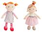 Twee pluchen poppen, één met rood haar en een jurk met patroon, de andere met blond haar en een roze rok.