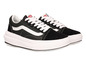 Zwarte Vans Old Skool sneakers met witte accenten.