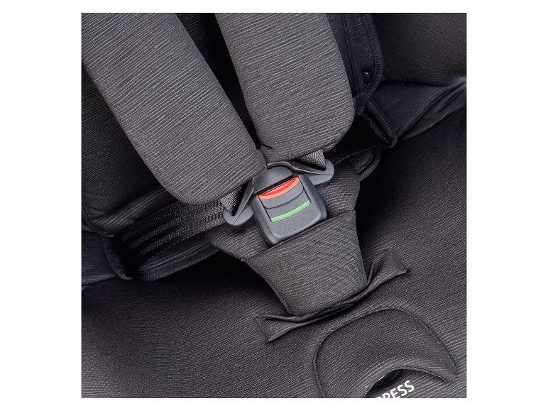 Close-up van een zwart autostoeltje harnas met een rode en groene gesp.