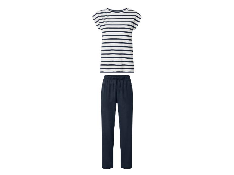 Dames pyjamaset: wit en marineblauw gestreept T-shirt en marineblauwe broek.
