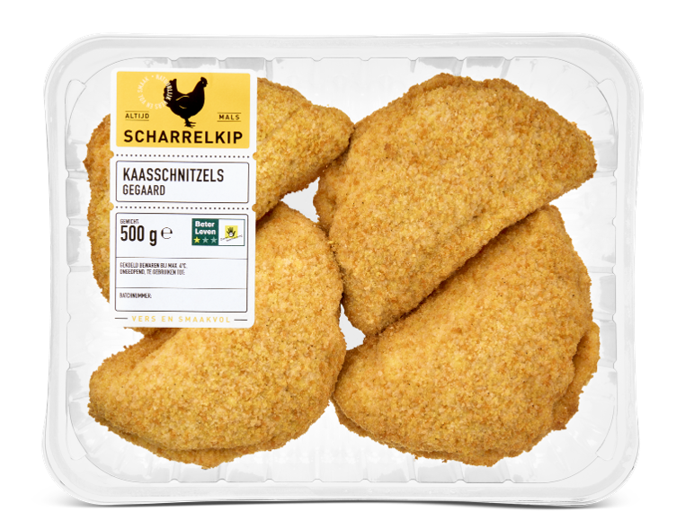 Verpakking met vier gepaneerde kaasschnitzels van scharrelkip.