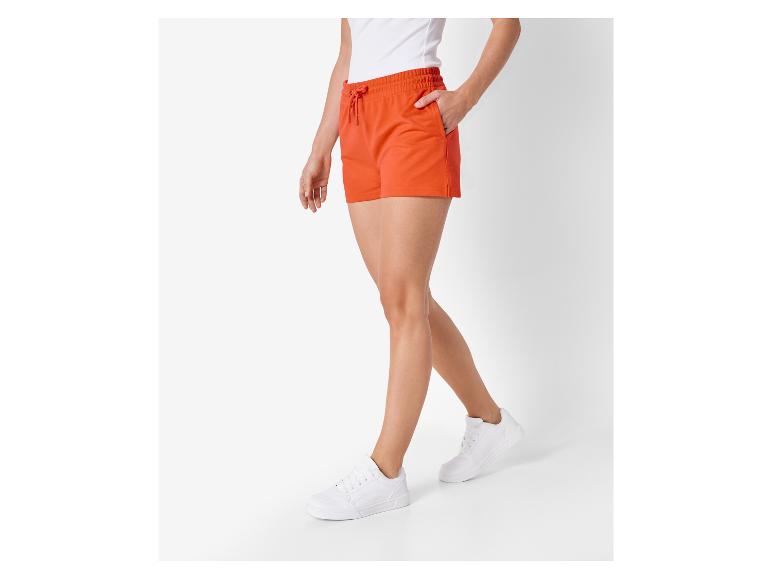 Vrouwelijke shorts en witte sneakers.