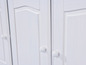 Witte houten kast met deuren