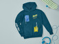 Een donkerblauwe hoodie met skateboardprint, een skateboard en een koptelefoon.
