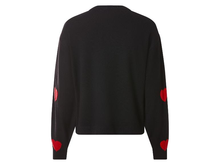 Zwarte trui met rode harten op de mouwen, achteraanzicht.