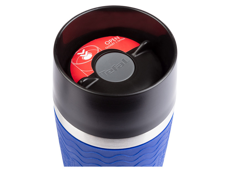 Een blauwe thermosbeker van Tefal met een zwarte deksel.