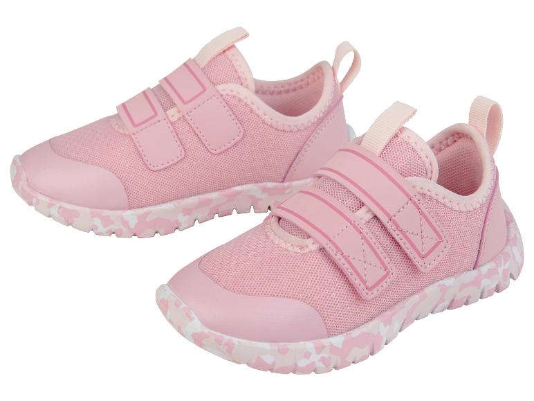 Twee paar roze kindersneakers met klittenbandsluiting.