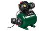 Groene en zwarte huiswaterpomp met druktank en manometer.